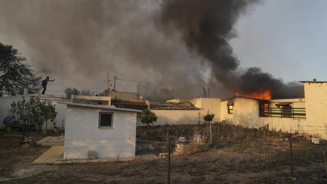 Más de 600 evacuados a causa de incendios forestales cerca de la capital de Grecia (FOTOS, VIDEOS)