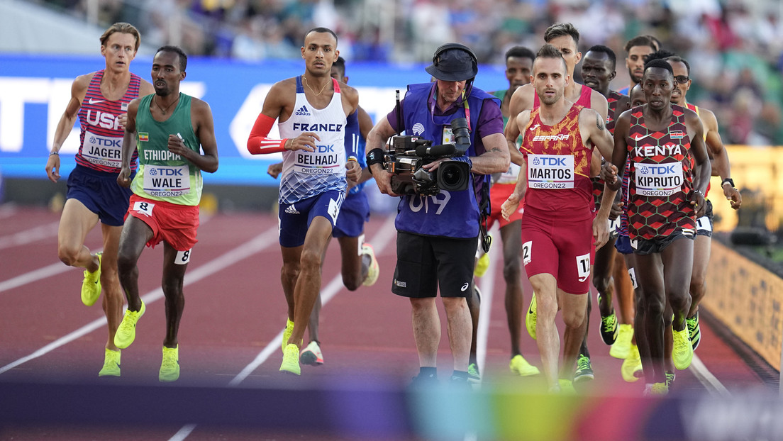 Atletas evitan en EE.UU. por poco una colisión con un camarógrafo que estaba en la pista