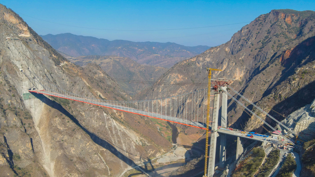 VIDEO: Listo para ser inaugurado el primer puente colgante de una sola torre en China