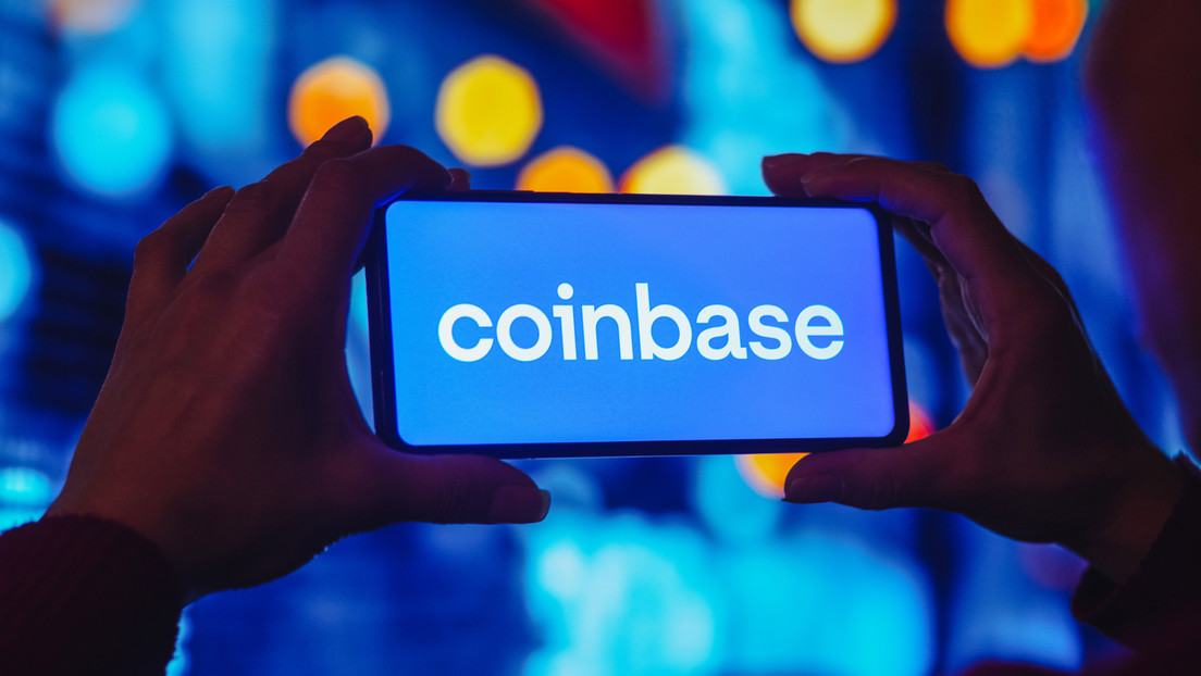 Detienen y acusan de fraude electrónico a un exgerente de la plataforma de comercio de criptomonedas Coinbase