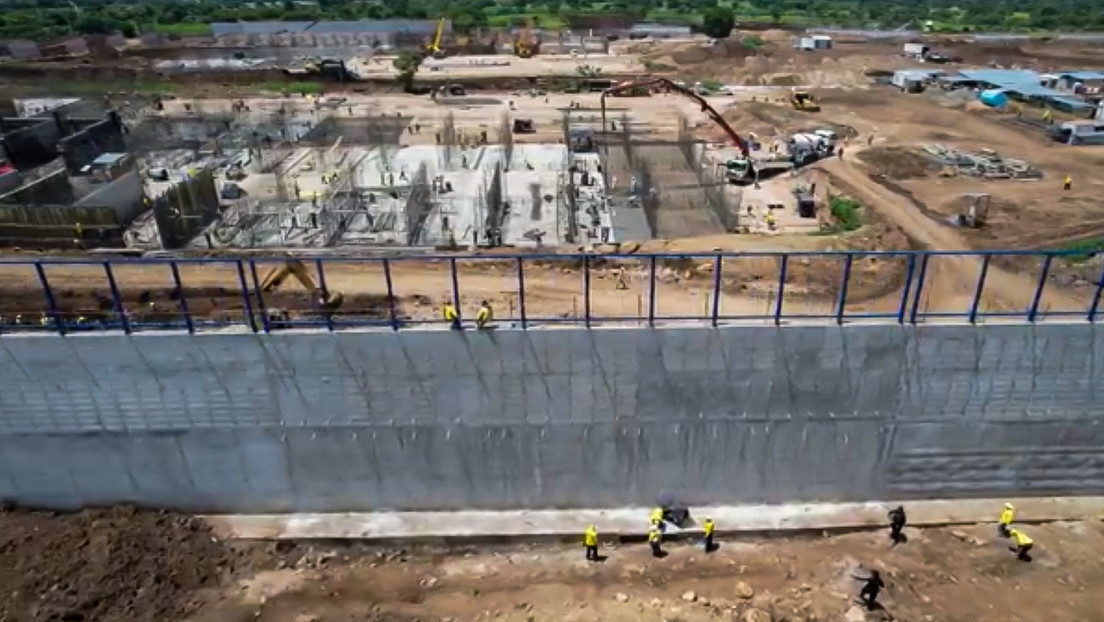 La gigantesca cárcel para 40.000 reos que construye Bukele en El Salvador  (y que promete entregar en dos meses) - RT