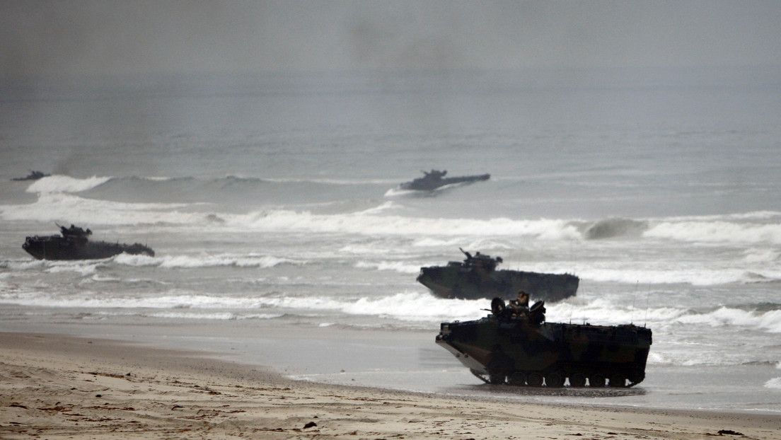 VIDEO: Un vehículo de combate anfibio del Cuerpo de marines de EE.UU. se vuelca y otro se rompe en medio del oleaje