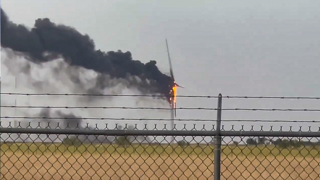 VIDEO: Un rayo provoca un incendio en un aerogenerador en Texas pero la hélice sigue girando y crea anillos de humo