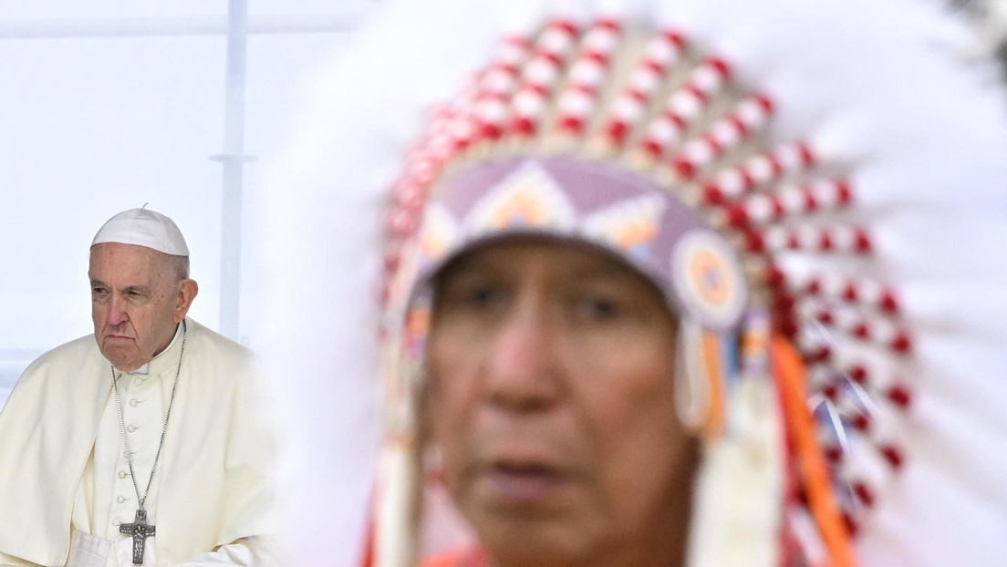 El papa Francisco emite una disculpa histórica por los "devastadores" abusos en escuelas administradas por la Iglesia en Canadá