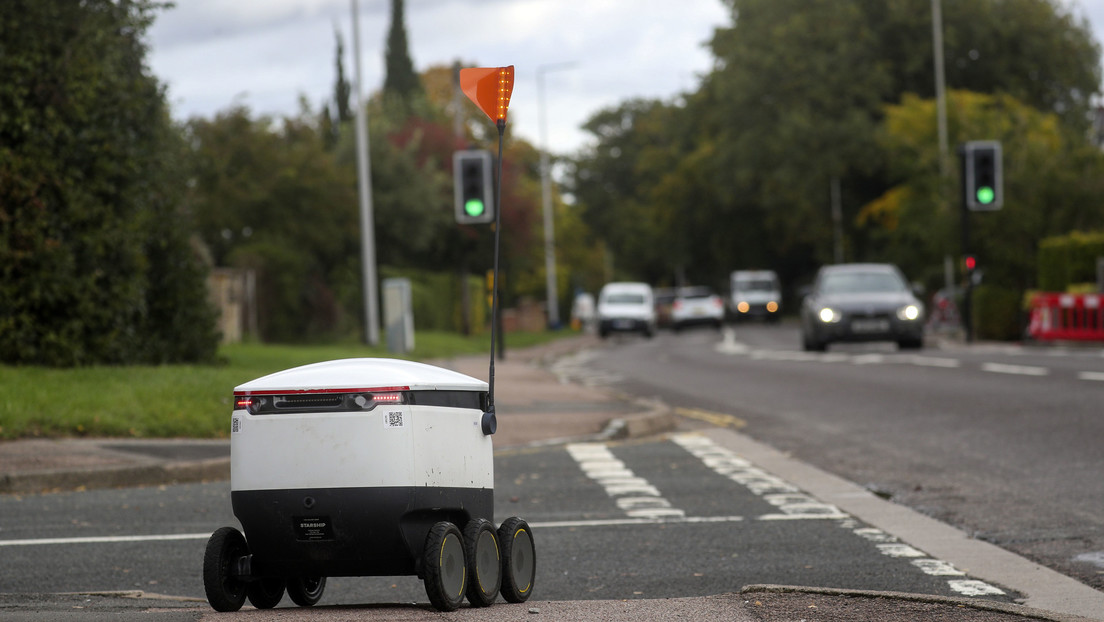 VIDEO: Una británica ayuda a cruzar la calle a un robot repartidor atascado en un semáforo
