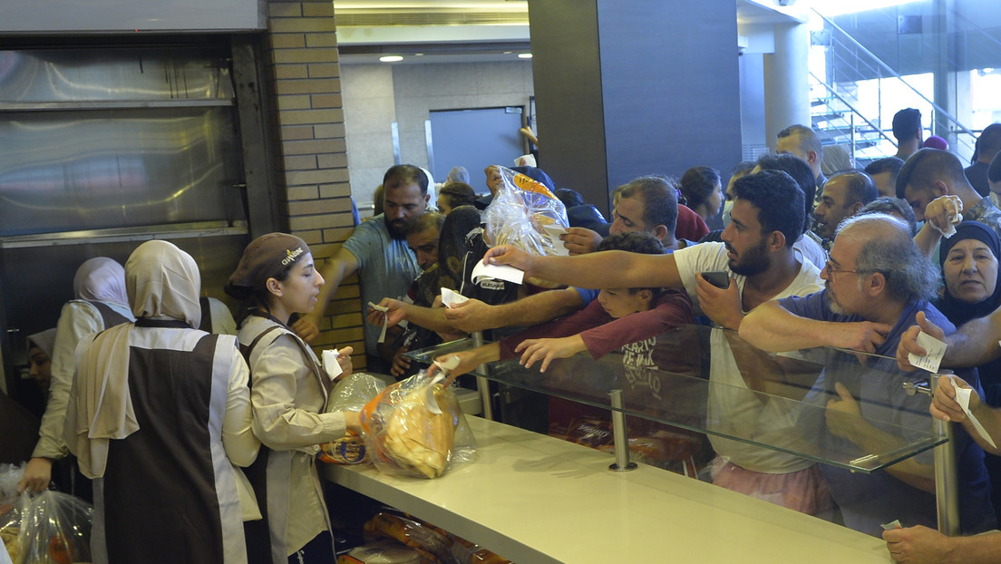 Libaneses toman por asalto las panaderías a medida que se profundiza la crisis alimentaria (VIDEOS)