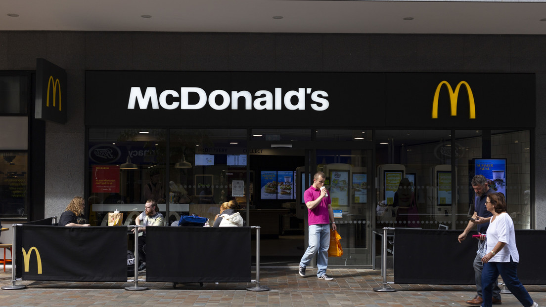 Un McDonald's del Reino Unido prohíbe el ingreso de menores de 18 años para evitar "el abuso verbal y físico"