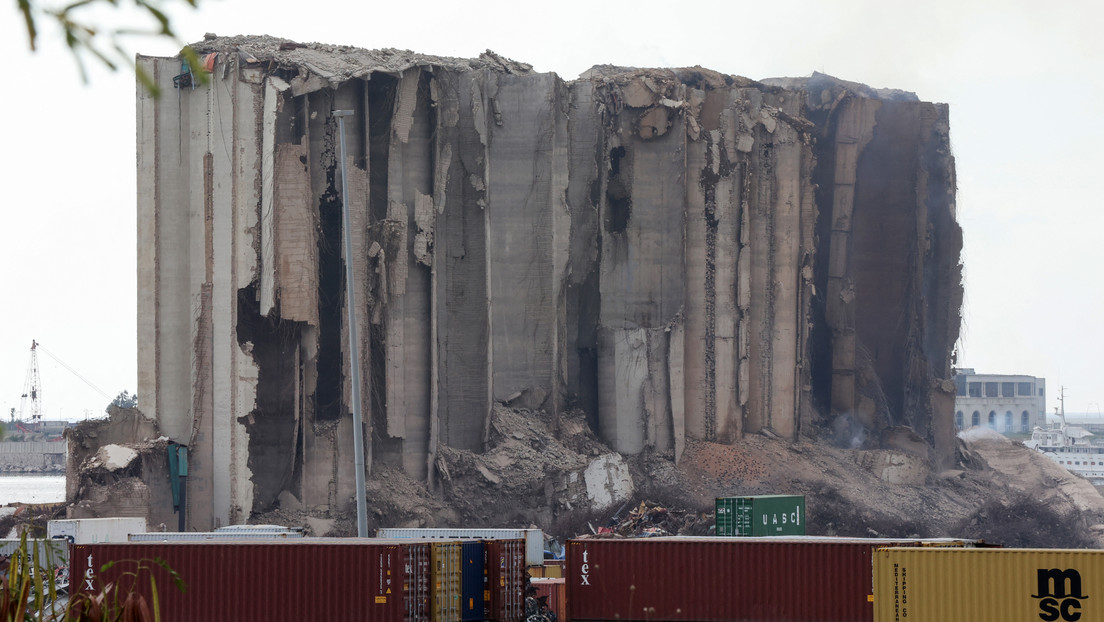 Colapsa una parte de los silos de granos del puerto de Beirut dañados en la explosión que destruyó media ciudad (VIDEO)