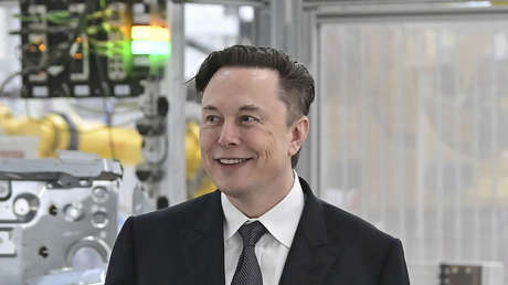 Elon Musk reaparece en Twitter tras más de una semana de ausencia y comparte una foto de su reunión con el papa