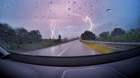 VIDEO: Una mujer graba el momento en que un rayo impacta el auto con su esposo e hijos dentro