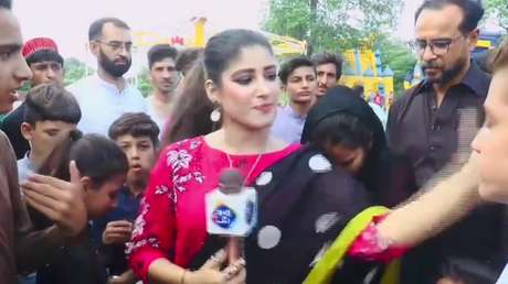 VIDEO: Una periodista pakistaní abofetea a un joven por estar molestando durante una cobertura en vivo