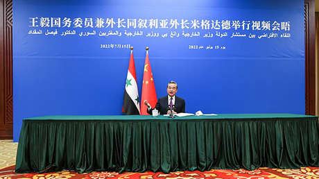 El canciller chino: "EE.UU. debería abandonar sus viejos hábitos y dejar de interferir voluntariamente en los asuntos de Oriente Medio"