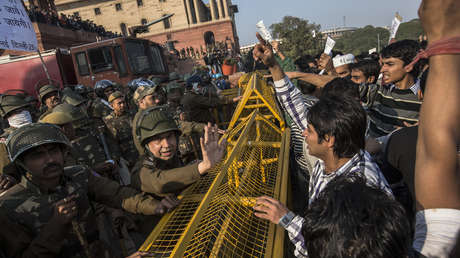 Violentas protestas en la India por la muerte de una estudiante que presuntamente se suicidó tras ser humillada por dos maestros