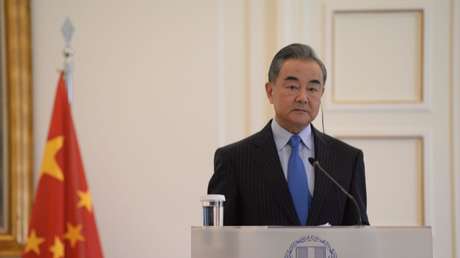 Canciller chino: Pekín "no se ha quedado de brazos cruzados ni echará leña al fuego" en la crisis ucraniana