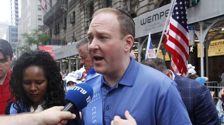 Atacan al congresista estadounidense Lee Zeldin durante un discurso de campaña (VIDEO)