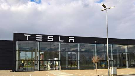 VIDEO: Tesla publica imágenes de uno de sus robots sacando una gran pieza de fundición de una de sus máquinas Giga Press