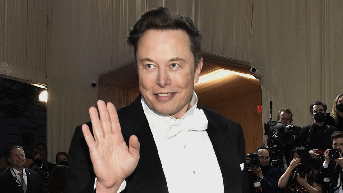 El padre de Elon Musk lo critica diciendo no estar orgulloso de él