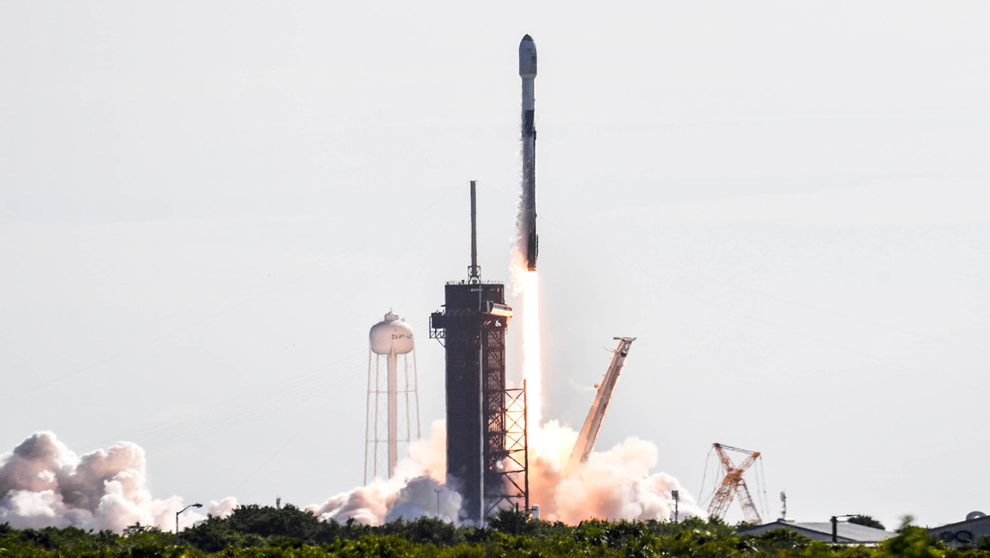 "Como un obelisco alienígena": Hallan posibles desechos espaciales de una misión de SpaceX en una zona montañosa de Australia