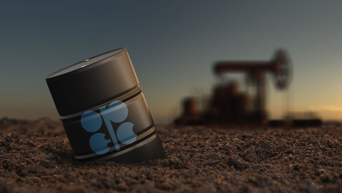 "Es casi un insulto": La OPEP+ acuerda elevar la producción de crudo en 100.000 barriles diarios tras peticiones de Biden