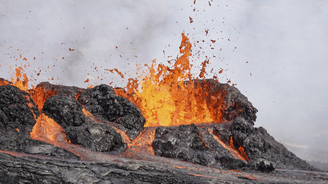 Vuelve a entrar en erupción un volcán de Islandia próximo al aeropuerto internacional de la capital (VIDEOS)