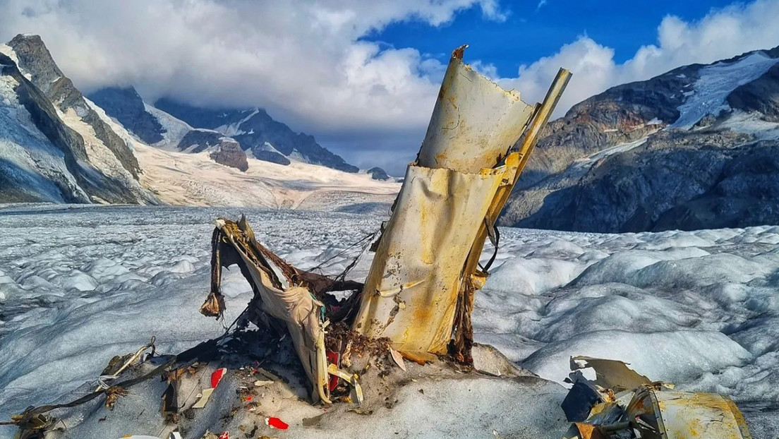 El deshielo de un glaciar deja al descubierto los restos de un avión perdido en los Alpes suizos hace 54 años (FOTOS)