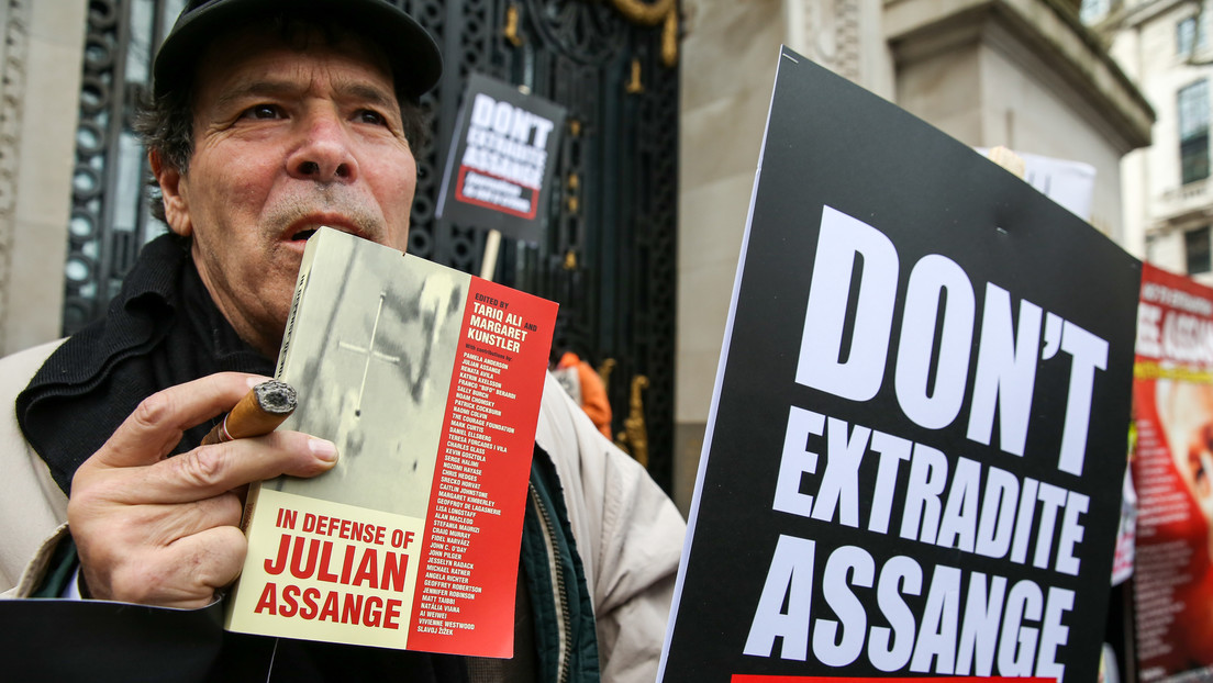 Parlamento de Australia confisca el libro sobre Assange que sus familiares trataron de llevar a la sesión