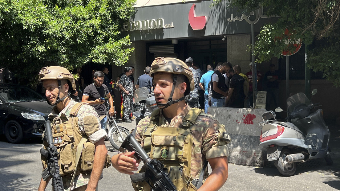 Un hombre armado irrumpe en un banco del Líbano, toma como rehenes a empleados y amenaza con prenderse fuego