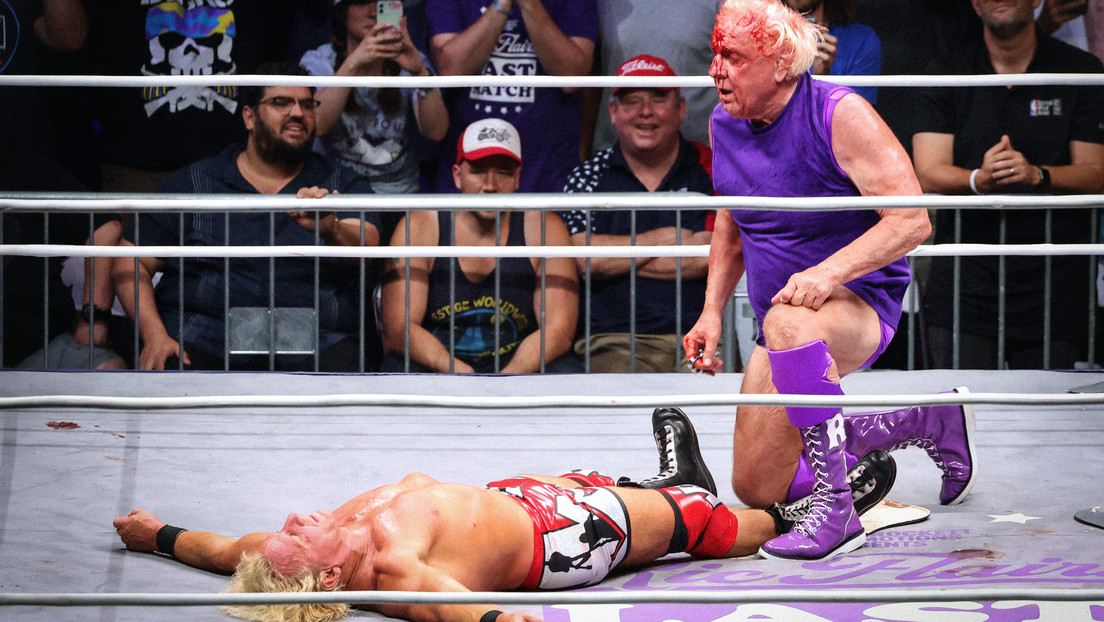 La leyenda de la WWE Ric Flair revela que se desmayó dos veces durante el sangriento último combate de su carrera