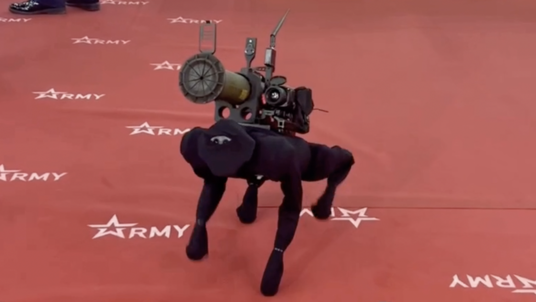 VIDEO: Un perro robot con un lanzagranadas a la espalda corre entre los invitados de la exposición Army-2022