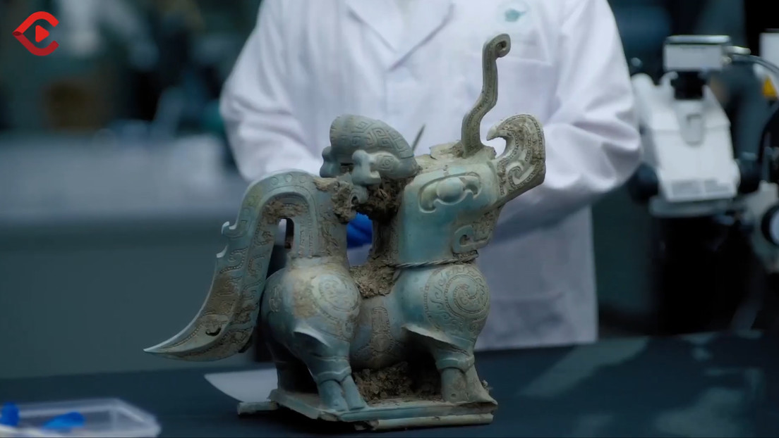Arqueólogos chinos encuentran una bestia de bronce con cuatro alas nunca antes vista
