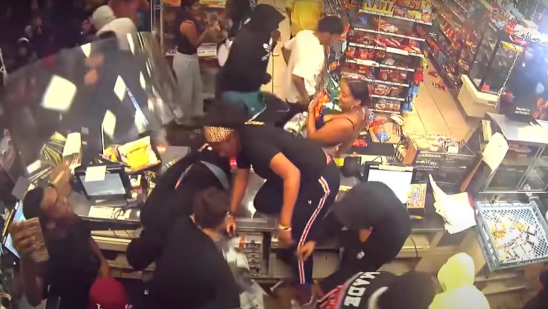 Una multitud saquea y destruye una tienda en Los Ángeles durante un 'flashmob' (VIDEO)