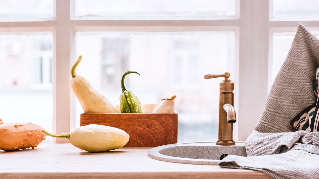 Una pareja reutiliza el agua de la ducha para cocinar y reduce su factura a 8 dólares