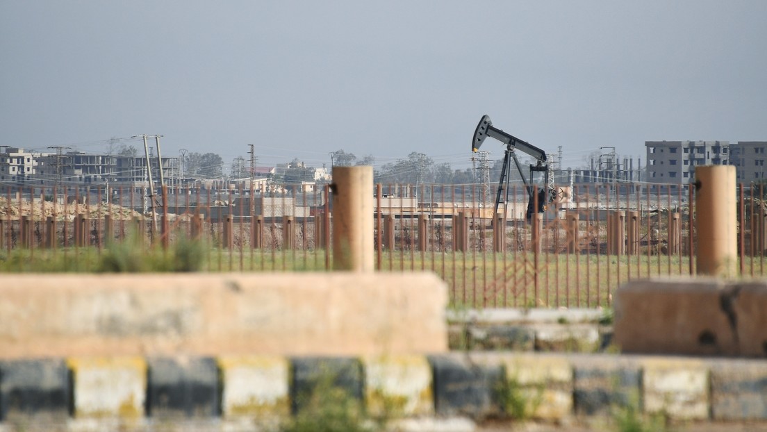 SANA: EE.UU. intensifica el "robo" de petróleo sirio con decenas de camiones cisterna