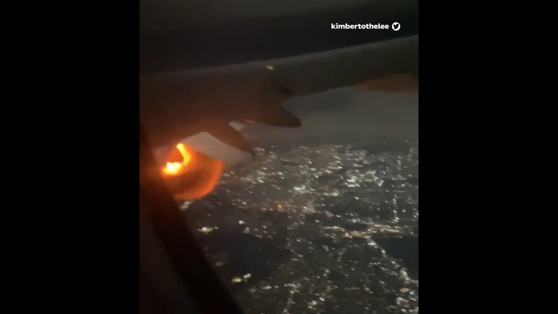 Un avión de pasajeros aterriza de emergencia en México tras incendiarse una de sus turbinas en pleno vuelo (VIDEO)