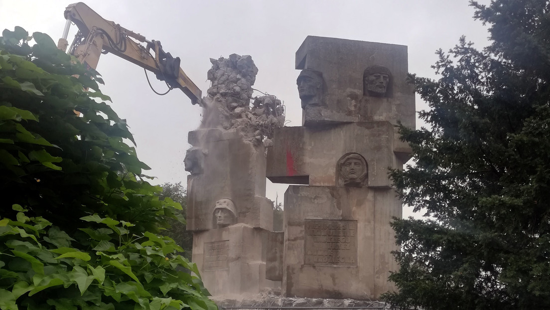 VIDEO: Demuelen en Polonia un monumento a los soldados soviéticos que liberaron al país de los nazis
