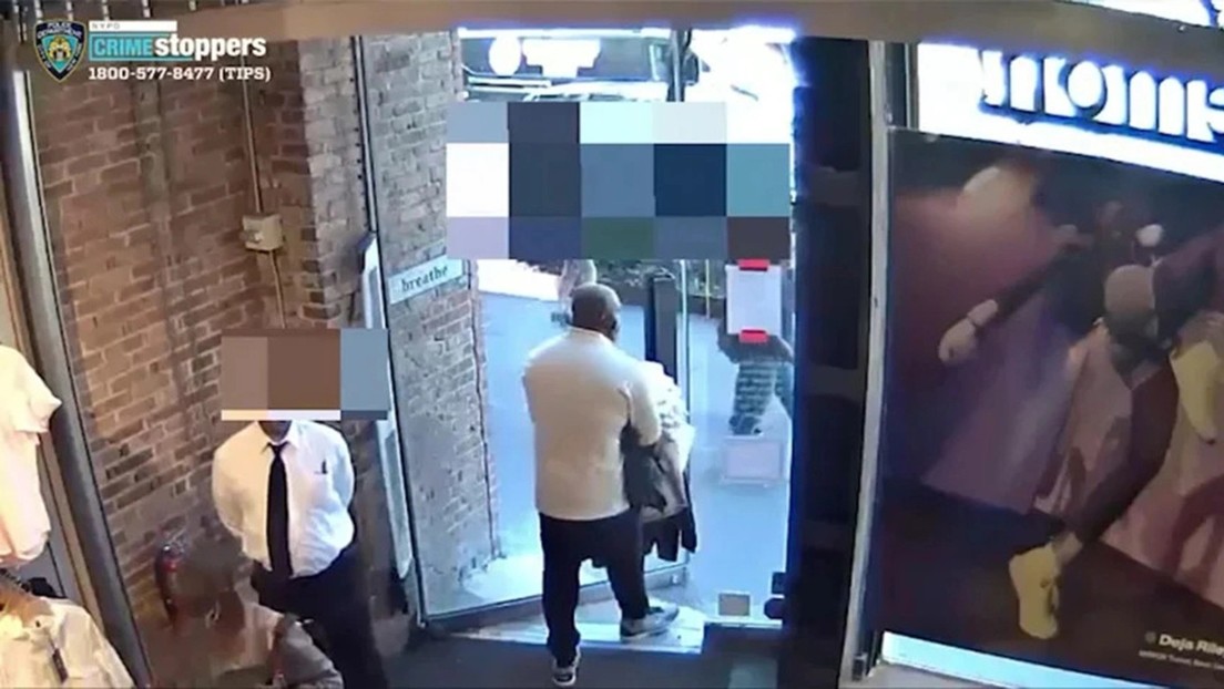 VIDEO: Asaltan una tienda de lujo y se llevan un botín de 30.000 dólares mientras el guardia no hace nada para detenerlos