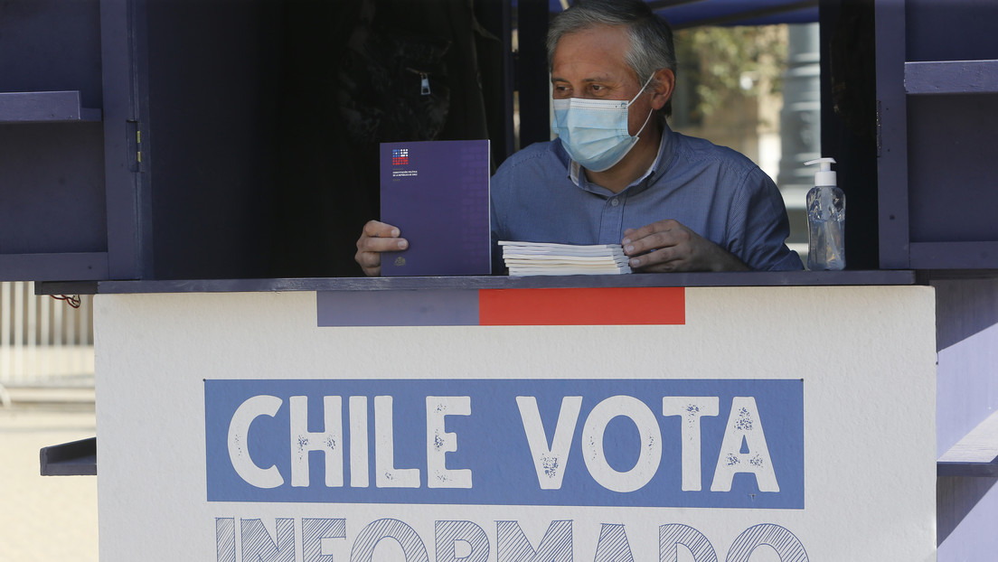 Entre escándalos, 'guerra sucia' y presiones a Boric: Chile en la recta final del plebiscito constitucional