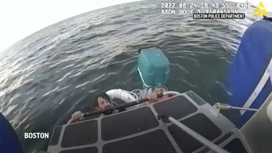 VIDEO: Rescatan a dos hombres aferrados a una hielera en el mar