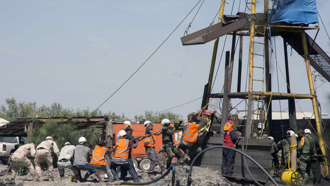 Familiares de los mineros atrapados en México firman un acuerdo de indemnización y avalan el plan para el rescate de cuerpos