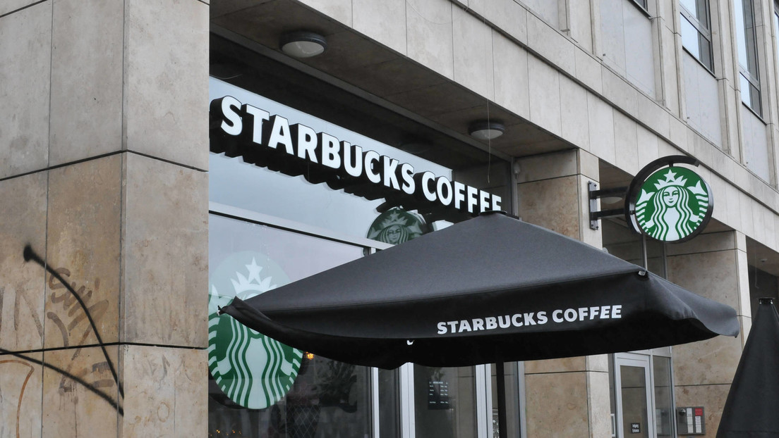 "Eso es discriminación racial absoluta": Demandan a ejecutivos y directores de Starbucks por políticas de diversidad