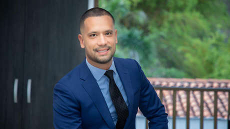 Detienen al abogado del expresidente colombiano Álvaro Uribe en un confuso incidente en el aeropuerto de Bogotá