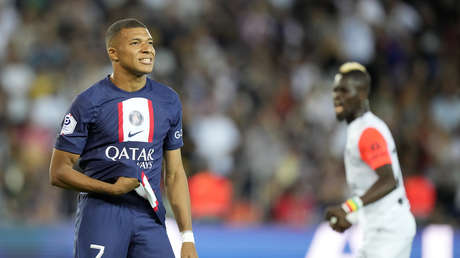 Kylian Mbappé deja de correr tras el balón al no recibir un pase en un contraataque y es duramente criticado en redes (VIDEO)
