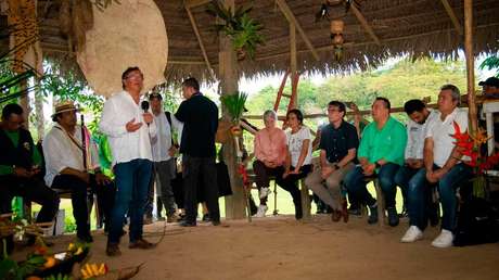 Petro pide "salvar la selva amazónica" y ordena capturar a sus "grandes depredadores"