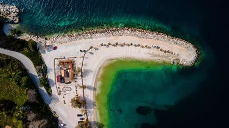 Una mujer es alcanzada por un rayo en la playa y se encuentra en estado crítico