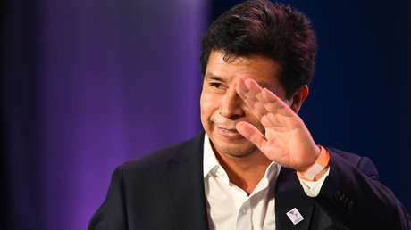 "Me voy a llevar uno que se amarre solo": Castillo bromea sobre el incidente donde policías le atan los cordones