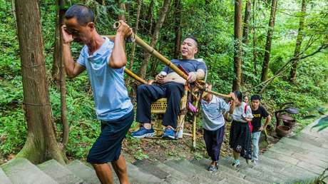 Un 'influencer' de viajes paga para ser llevado en una 'silla de manos' y desata críticas en China