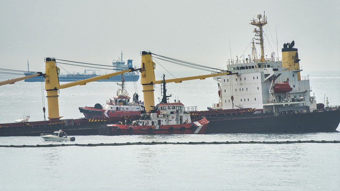 Gibraltar confirma una fuga de combustible en el carguero que chocó con un buque hace dos días (y resurgen los reproches con España)