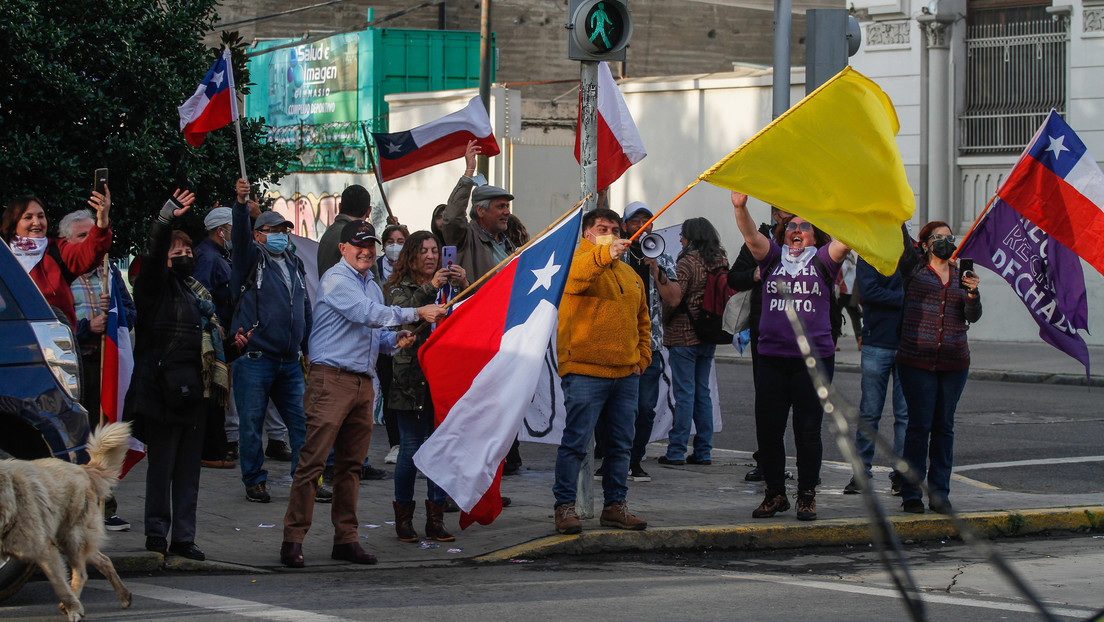 Adherentes del Apruebo y el Rechazo cierran campañas con masivas movilizaciones en Santiago de Chile