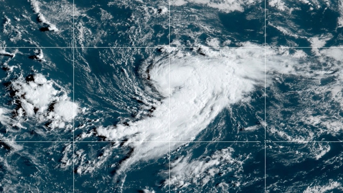 Una inusual depresión en el Atlántico avanza hacia España y podría convertirse en huracán