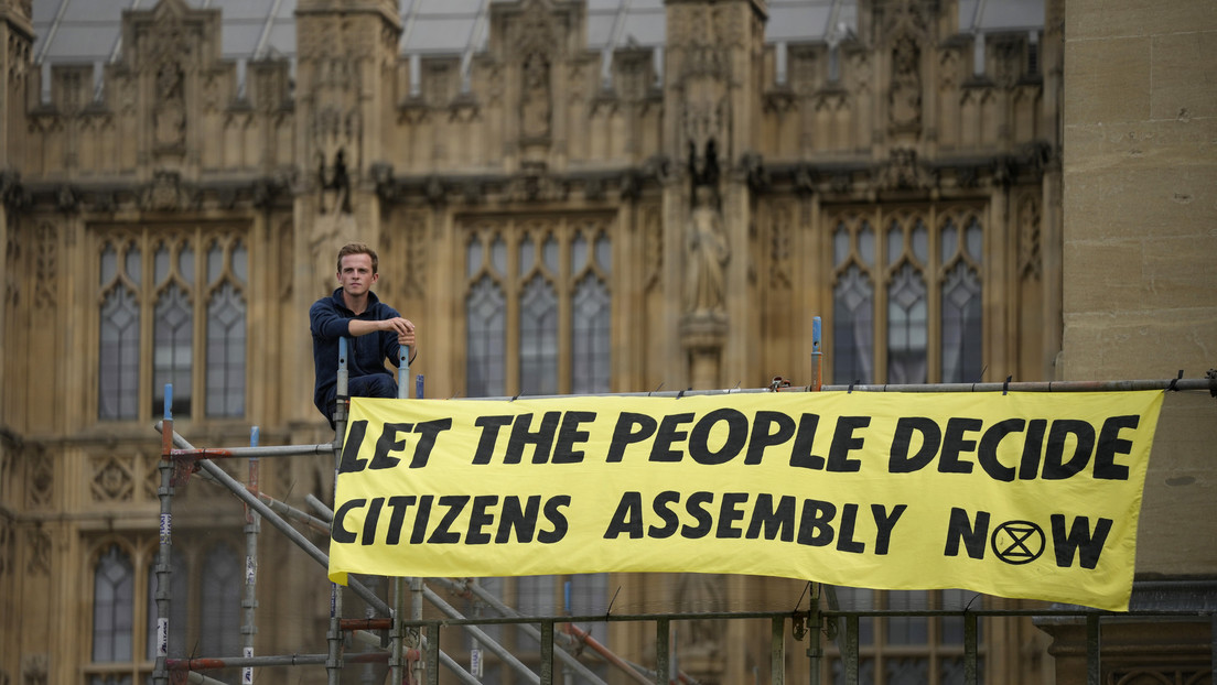 VIDEO, FOTO: Activistas ambientales se adhieren con pegamento a sillas dentro del Parlamento británico